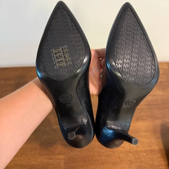 NWOT Michael Kors Black Leather Women's Pointed Toe Pumps Size 7.5 - Picture 5 of 8